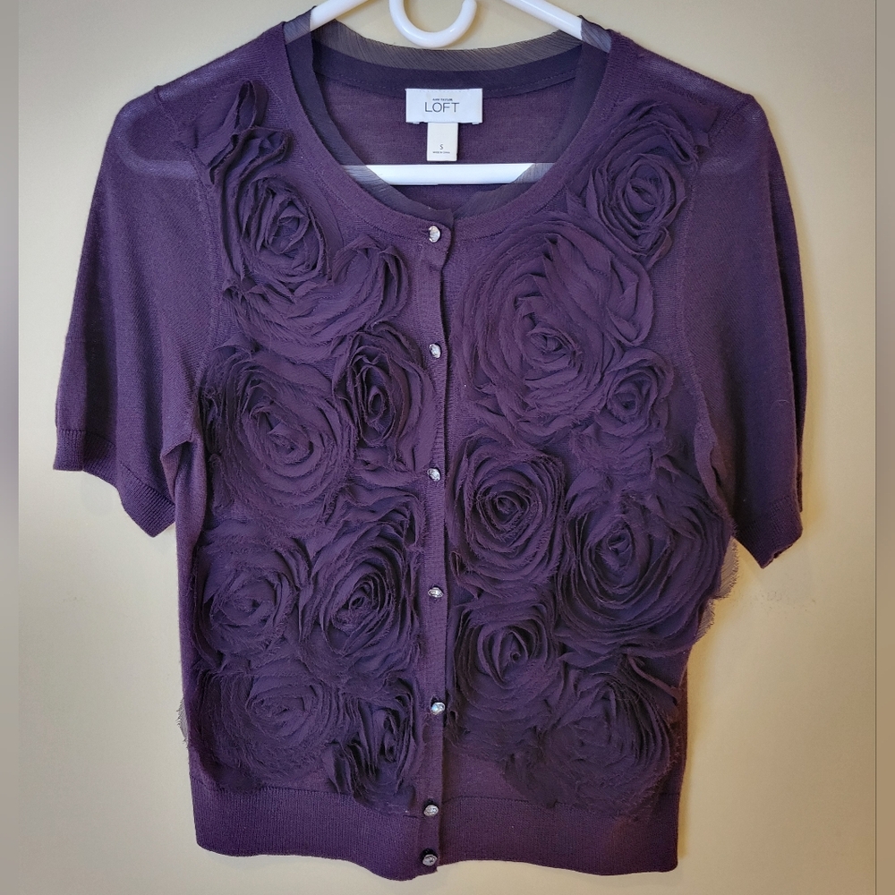 Gorgeous "LOFT" Plum coloured short sleeve Cardigan toulle roses, sz. S